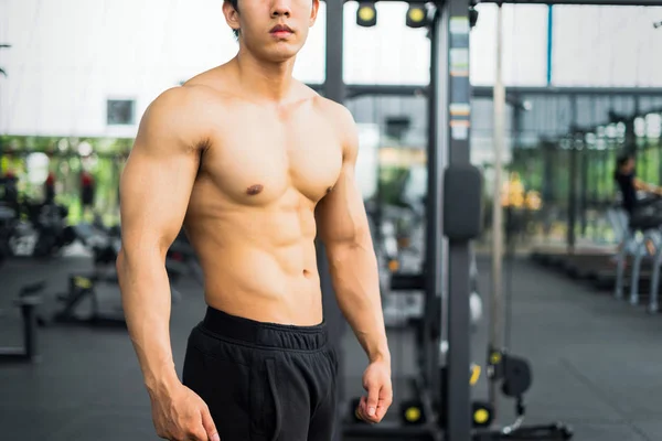Silny Człowiek Fitness Stwarzające Muskularne Ciało Robi Ćwiczenia Dla Kulturystów — Zdjęcie stockowe