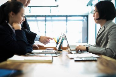 iş adamları beyin fırtınası toplantı ve ofiste birlikte proje tartışıyor, takım çalışması kavramı