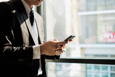 Mobil laptop ve belge ofisi ile çalışan genç işadamı, iş konsepti