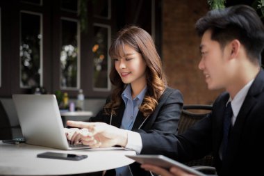 iş adamları toplantı beyin fırtınası ve dizüstü bilgisayar ve cep telefonu ile proje tartışıyor, takım çalışması kavramı