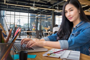 Grafik tasarımcılar bilgisayar ve fare kalem tasarım ürünleri ve web siteleri, grafik tasarımcıları konsepti ile çalışırlar