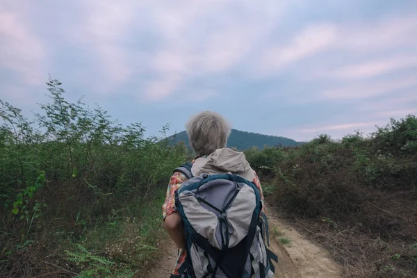 Trekker Giovane Piace Viaggiare Con Zaino Concetto Escursionismo Concetto Viaggio Foto Stock