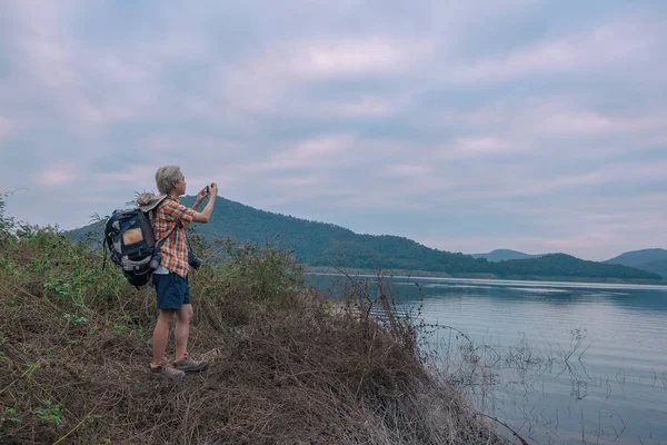 Jeune Homme Trekker Utiliser Smartphone Prendre Des Photos Profiter Voyager Photo De Stock