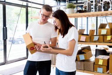 Mutlu insanlar hisse senedi ürünlerini kontrol ederler.