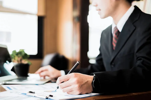 Jeune Homme Affaires Travaillant Avec Ordinateur Portable Mobile Documents Bureau — Photo