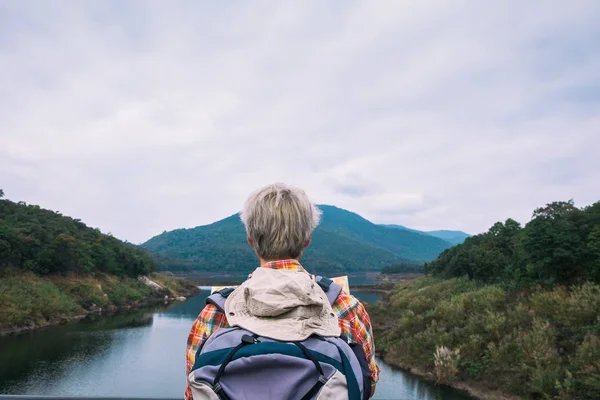 Jeune Homme Trekker Utiliser Carte Profiter Voyager Avec Sac Dos Image En Vente