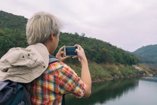 Jeune Homme Trekker Utiliser Smartphone Prendre Des Photos Profiter Voyager Images De Stock Libres De Droits