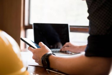 Genç mühendis dizüstü bilgisayar tasarımı kullanıyor ofiste modern proje, mühendis konsepti