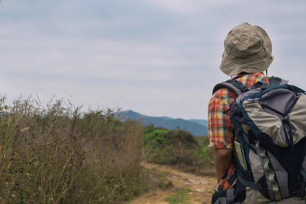 Young Man Trekker Enjoy Traveling Backpack Hiking Concept Travel Concept — Stock Photo, Image