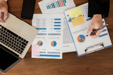 Mobil laptop ve belgelerle çalışan genç işadamı, iş konsepti