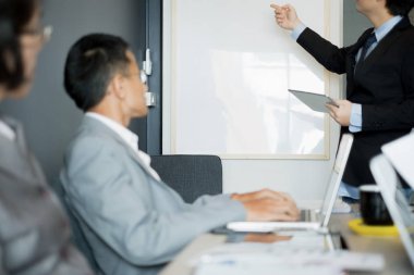 İş adamı, ofisteki toplantıda fikirlerini ekiple paylaşıyor. İş konsepti.