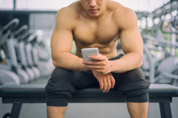 Fitness Man Ontspannen Zitplaats Luisteren Naar Muziek Zijn Oefeningen Fitness — Stockfoto