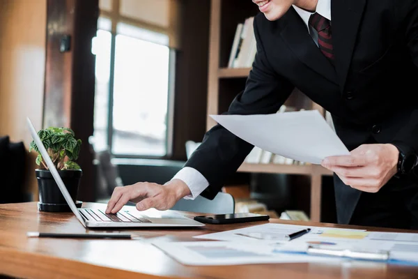 Jungunternehmer Arbeitet Mit Mobilem Laptop Und Dokumenten Büro Geschäftskonzept — Stockfoto