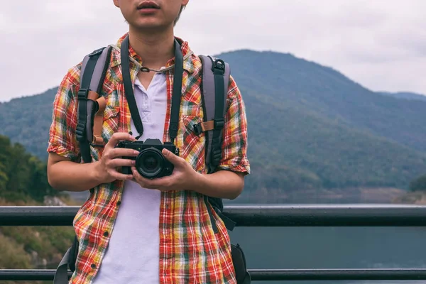 Молодий Мандрівник Використовує Цифрову Камеру Фотографувати Насолоджуватися Подорожами Рюкзаком Концепцією Ліцензійні Стокові Фото