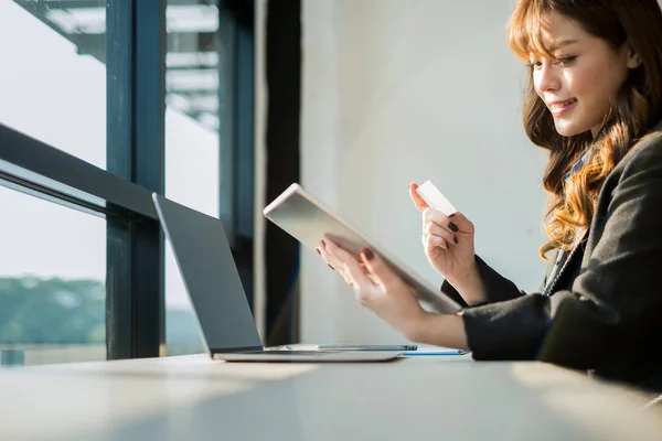 Kvinna Som Innehar Kreditkort Och Använder Laptop Och Smartphone Shopping — Stockfoto