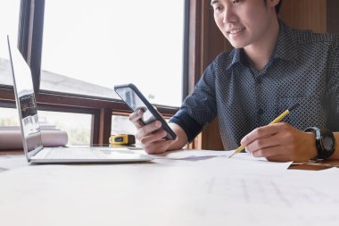 Genç mühendisler ofisteki planlar, Mühendis konsepti üzerine modern projeler yazıyorlar.