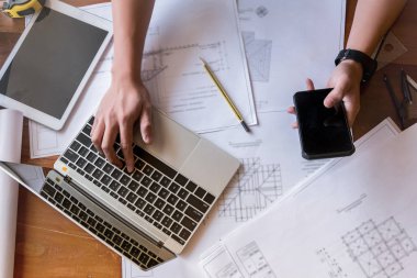 Genç mühendis dizüstü bilgisayar tasarımı kullanıyor ofiste modern proje, mühendis konsepti