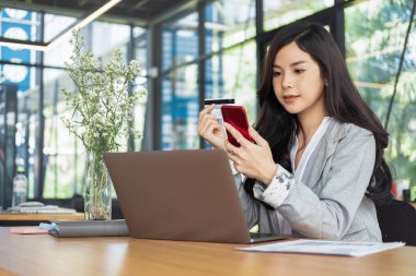 Kadın kredi kartı tutuyor ve laptop ve akıllı telefon alışveriş sitesi kullanıyor, alışveriş kavramı