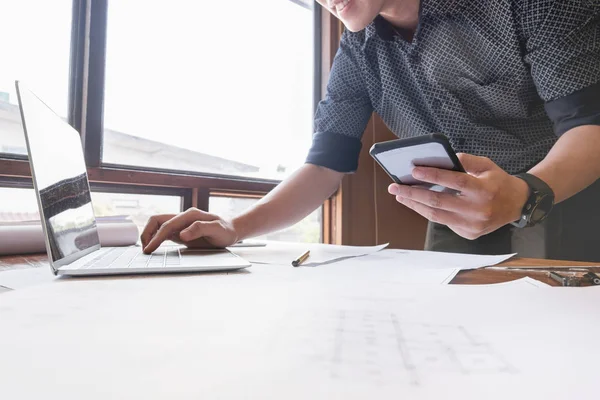 Junger Ingenieur Arbeitet Mit Laptop Notebook Design Modernes Projekt Büro — Stockfoto