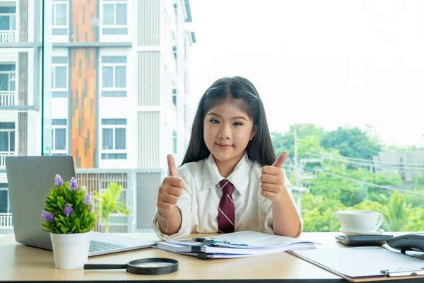 Joven Chica Feliz Sentado Escritorio Oficina Jugando Actuar Como Una —  Fotos de Stock