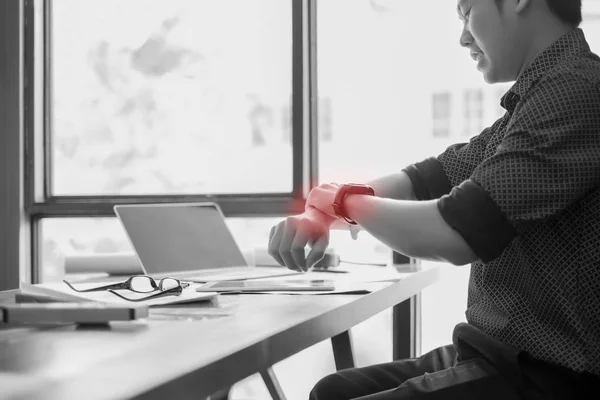 Biznesmen Czuje Ból Dłoniach Podczas Pracy Biurze Koncepcja Medyczna — Zdjęcie stockowe