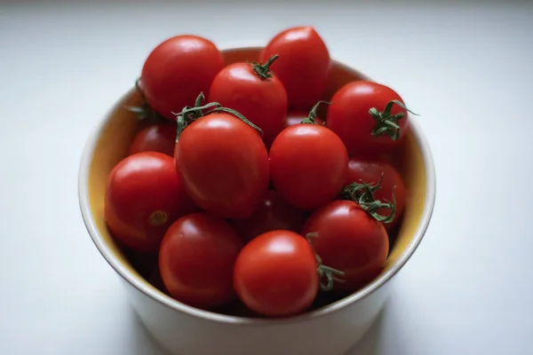 Domatesleri bahçeden hasat et.