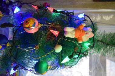 Süslemeli ve çelenkli Noel ağacı