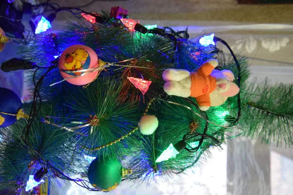 Süslemeli ve çelenkli Noel ağacı