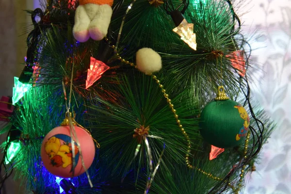 Weihnachtsbaum Mit Dekoration Und Girlanden — Stockfoto