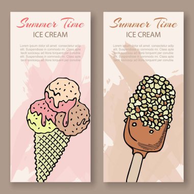 Dondurma çizimi vektör dikey pankartlar ayarlandı. El çizimi ve renkli yaz dondurması çizimi. Dondurma külahında dondurma kepçeleri ve çikolatalı eskimo..