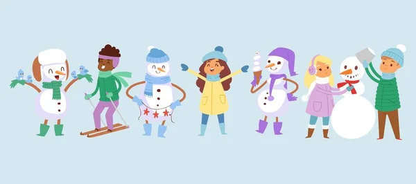 Szczęśliwej zimy dzieci zabawy wektor ilustracji. Wielonarodowe dzieci z kreskówek robią bałwana i jeżdżą na narty. Zimowe wakacje dzieci gry outdoor ze śniegiem. — Wektor stockowy