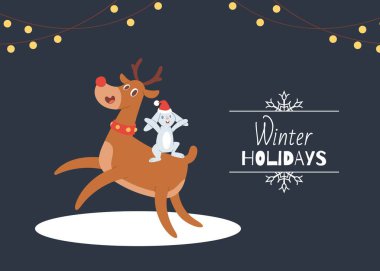 Noel Baba şapkası illüstrasyonunda boynuzları ve tavşanı olan şirin bir çizgi film geyiği. Kış tatili ve mutlu noeller kartı. Noel Reideer ve Tavşan.