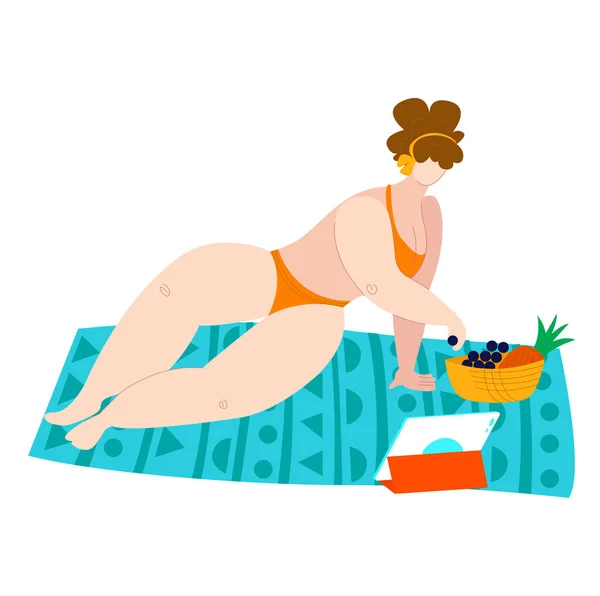 Lichaam positieve strand vrouw in zwemkleding, zee zomer plus size vet Kaukasische dame eet fruit geïsoleerd op witte vlakke vector illustratie. — Stockvector