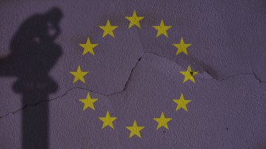 Avrupa bayrak ve kırık duvar düşünür gölge