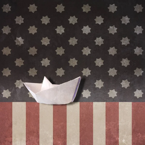 Паперовий кораблик на прапорі США — стокове фото