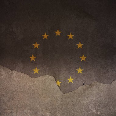 Avrupa bayrak kırık duvarda