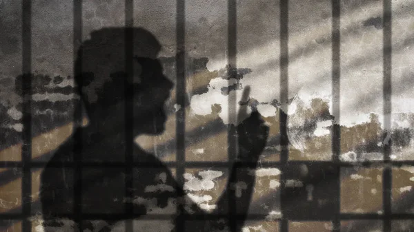 Adam hapse barlar altında gölge konuşuyor. Hürriyet-in konuşma metafor. 