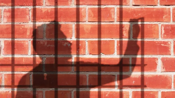 Hombre Sombra dibujando su propia cárcel. Metáfora de la auto marginación . —  Fotos de Stock