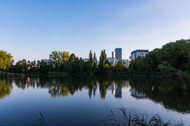 Mavi gökyüzü göl yansıma manzara Avrupa Modern mimari