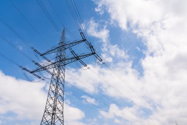 Metal yapılar Tower güç hatları perspektif gündüz mavi gökyüzü