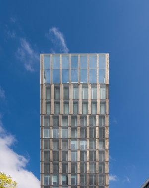 Mavi gökyüzü başarı güzel bina parlak krom Metal