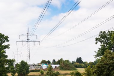 Metal yapılar Tower güç hatları perspektif gündüz mavi gökyüzü