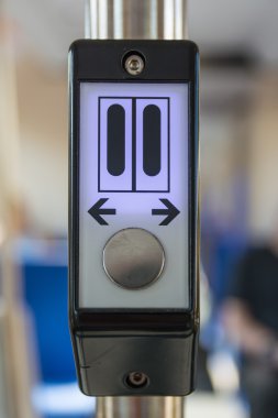 Kapıları aç düğmesini tren metro elektronik okları beyaz