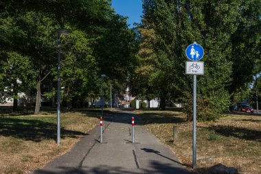 Kaldırım açık havada Park konut alan trafik işareti doğa