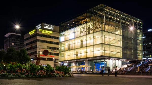 Stuttgart Kunstmuseum ünlü Simgesel Yapı Binası gece ışık