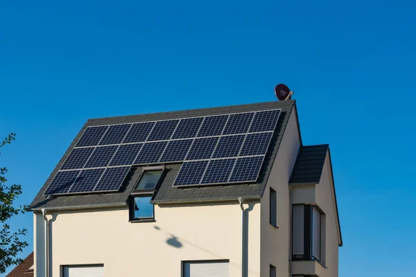 Paneles solares en la casa europea moderna Blue Sky — Foto de Stock