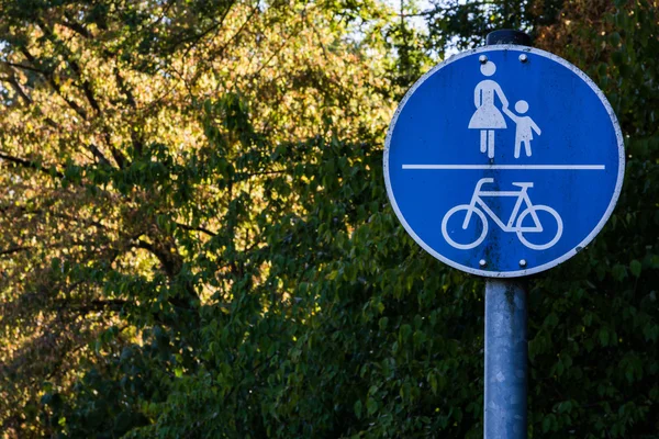 Peatonal caminando zona signo madre bicicleta azul tráfico europeo — Foto de Stock