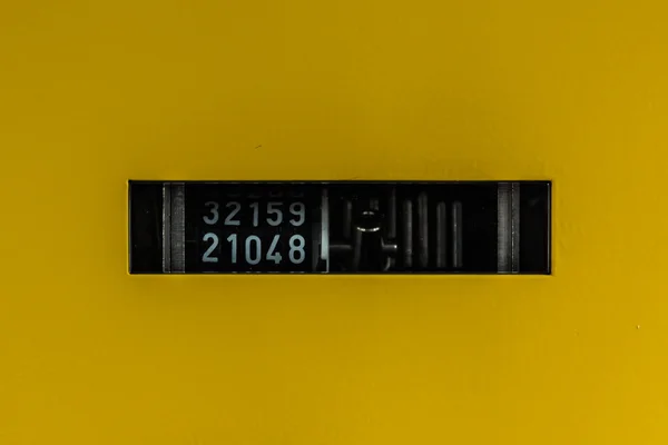 Contador de bilhetes amarelo abstrato milhares automático preto branco mecânico — Fotografia de Stock