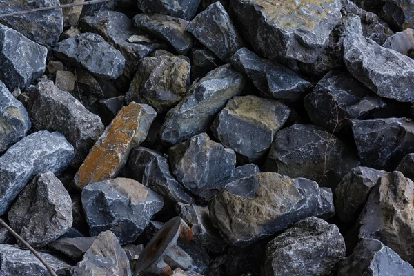 Grijze keien stapel textuur achtergrond bouw rotsen — Stockfoto