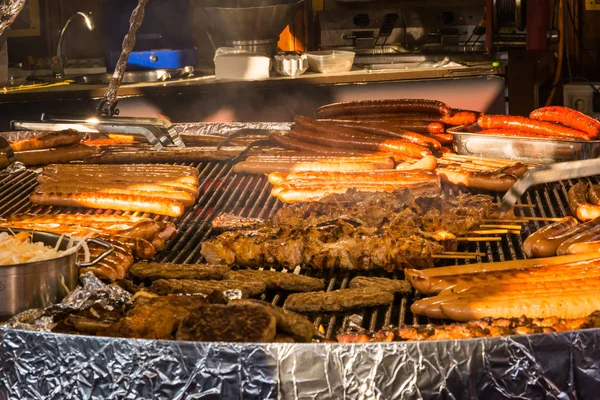 Carnes Bife Hambúrguer Salsicha Grill Folha Delicioso Steamy Festiv — Fotografia de Stock